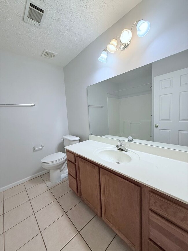 Building Photo - 2br Brick Townhome in Great Gainesville Lo...