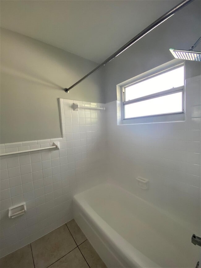 Building Photo - 853 SE 4th Ct