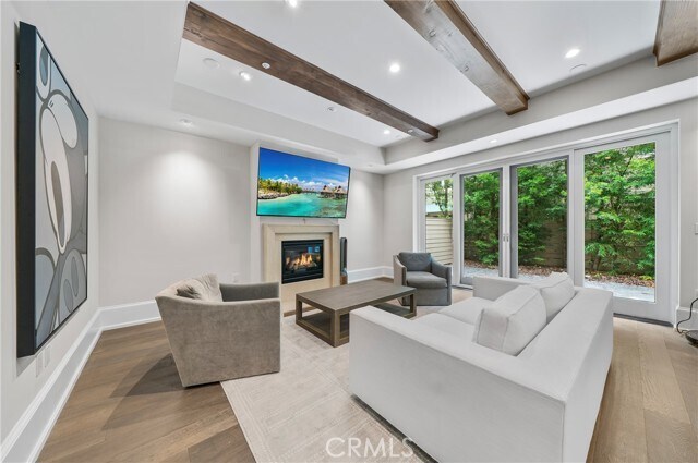 Building Photo - 823 S Bundy Dr