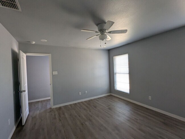 Building Photo - 1302 N Clinton Ave