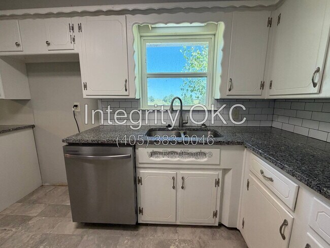 Building Photo - 5150 W Camp Dr