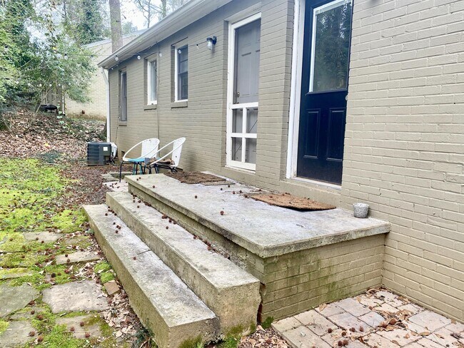 Building Photo - 593 Highland Ave