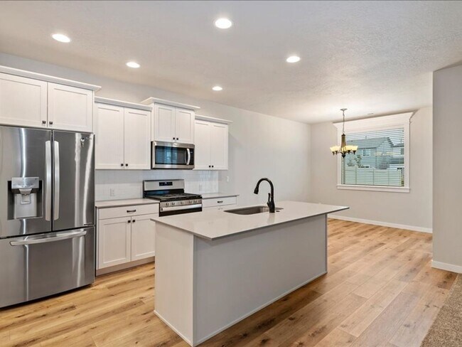 Building Photo - Free September Rent!  Beautiful Newer 4 Bed, 3 Bath located in the heart of Meridian - available ...