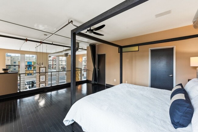 Building Photo - MOVE IN READY  Fully Furnished **Gorgeous ...
