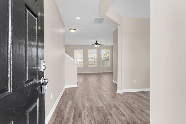 Building Photo - Convenient Location with Modern Amenities