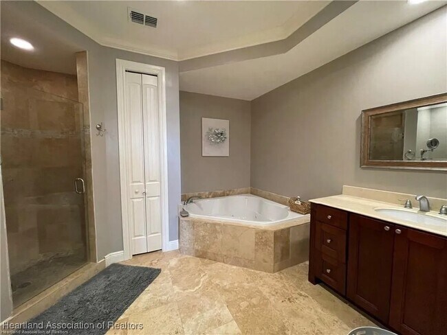 Building Photo - 2351 Lakeview Dr