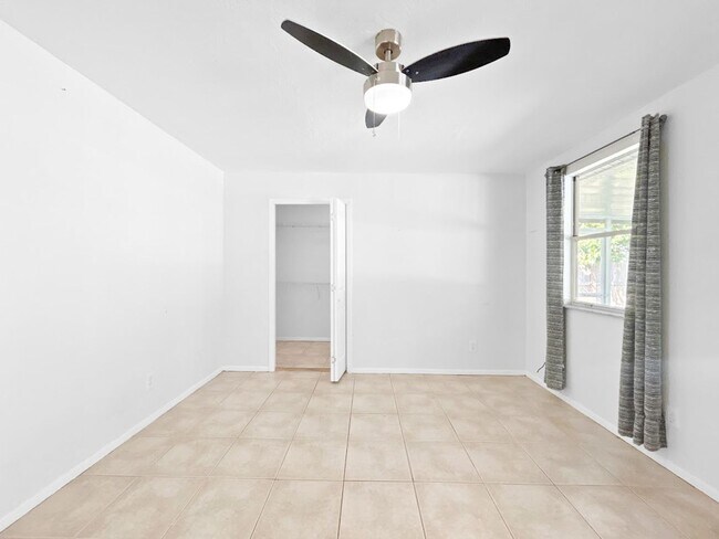 Building Photo - 1 MONTH FREE RENT! Stunning Sarasota Home with Pool – Minutes from Siesta Key Beach!