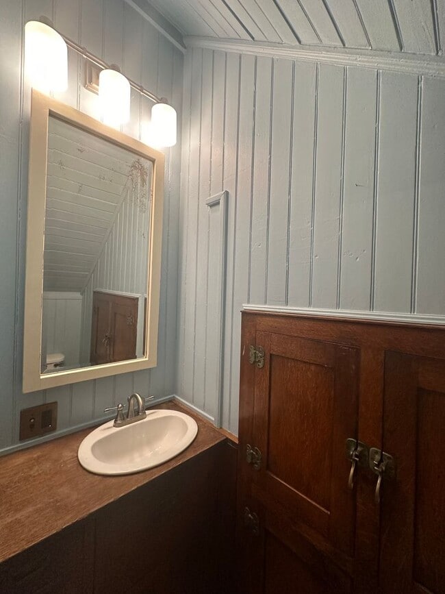 Building Photo - Charming 3BR/2.5BA Home For Rent in Highla...