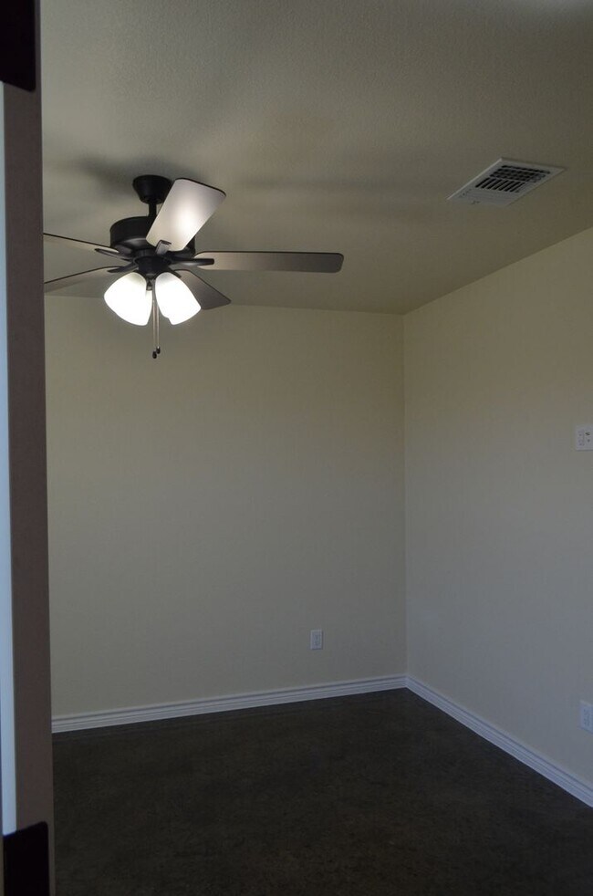 Building Photo - 989 Cline Dr