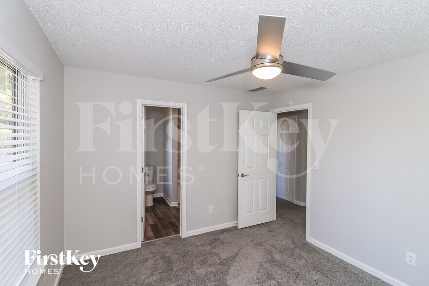 Building Photo - 5829 Millers Pond Ln