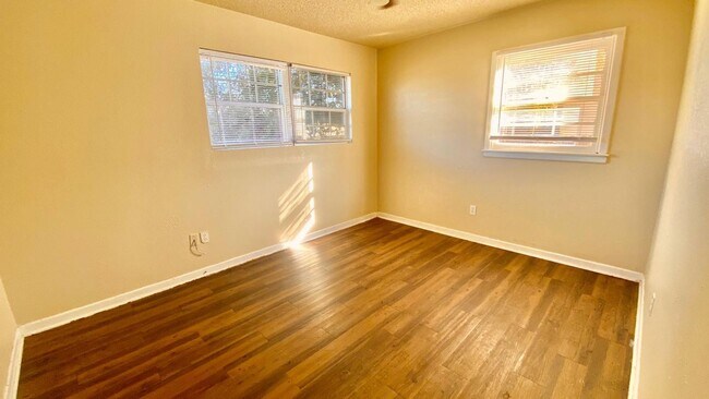Building Photo - $0 First Month's Rent / $0 Deposit at Move-in