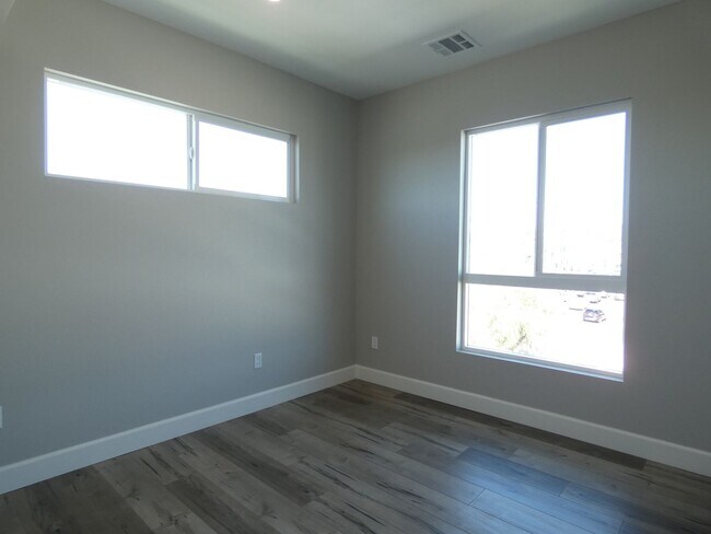 Building Photo - 1626 S La Brea Ave