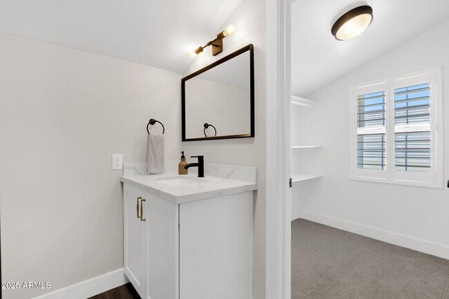 Building Photo - 856 W Quail Cir