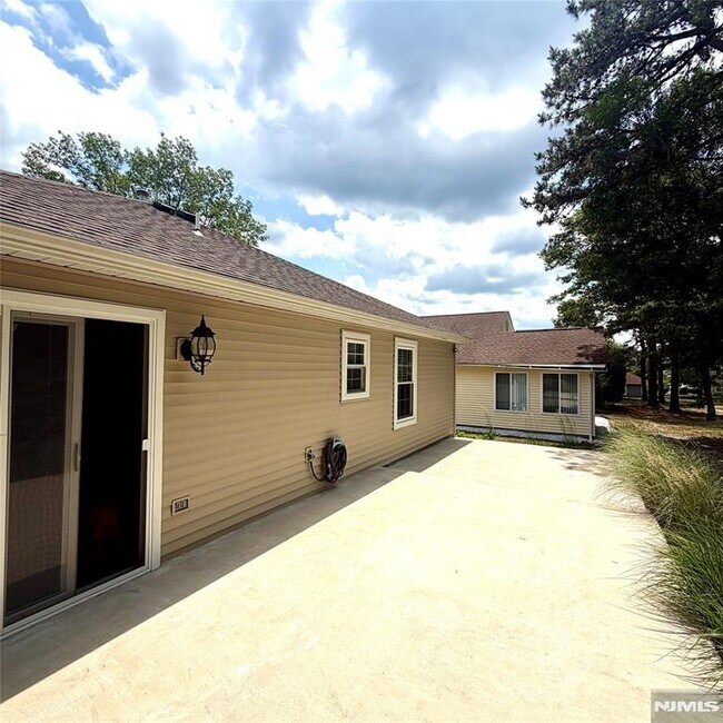 Building Photo - 107 Pine Oak Blvd