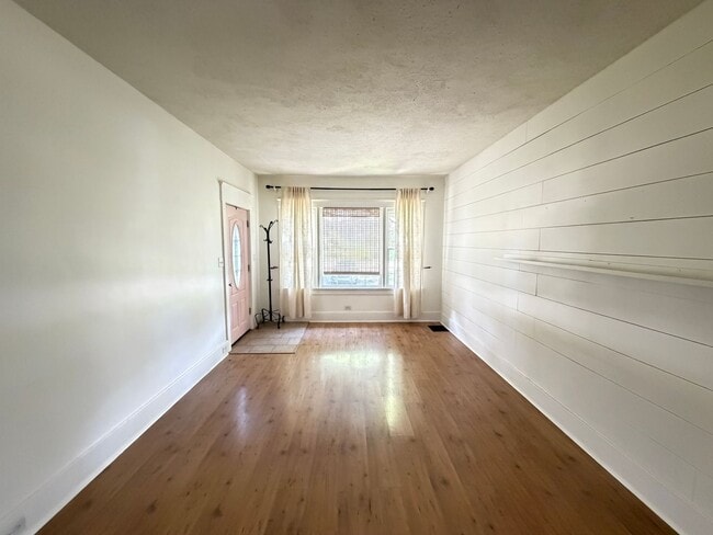 Building Photo - Spacious & Comfortable Two-Bedroom, and Bath House!