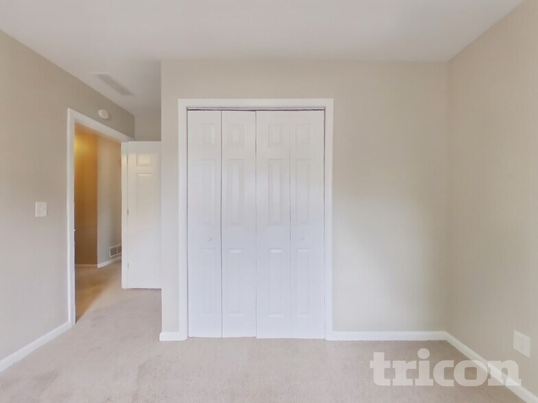 Building Photo - 2339 Country Club Dr SE