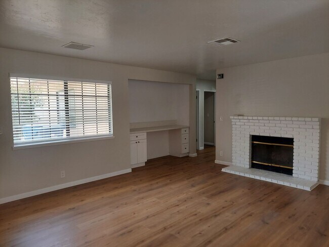 Building Photo - 612 W Graaf Ave