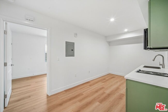 Building Photo - 3221 W 71st St