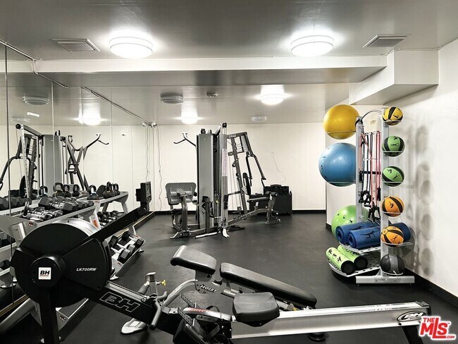 Building Photo - 100 S Doheny Dr