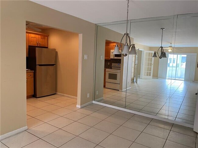 Building Photo - 6317 Bay Club Dr