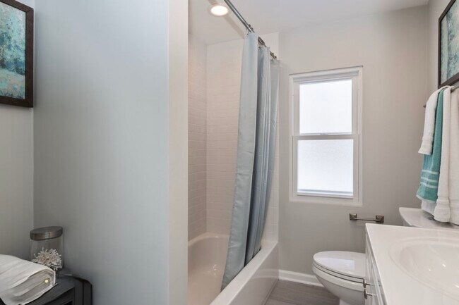 Building Photo - 684 Pfingsten Rd