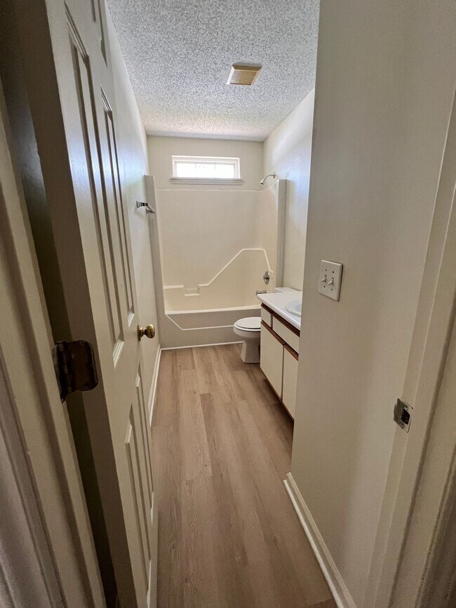 Building Photo - 3 Bedroom 2 Bath House on Peachtree Avenue...