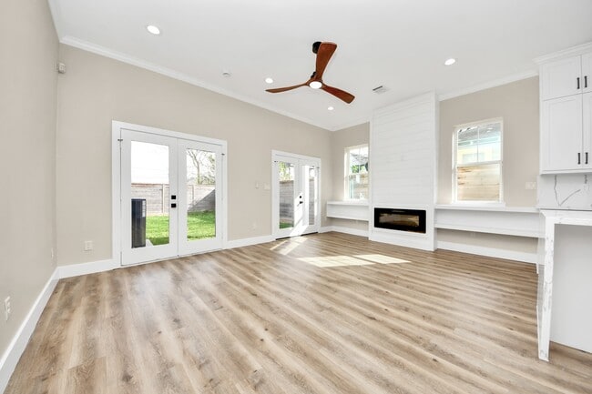 Building Photo - 127 E 38th St