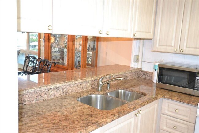 Building Photo - 105 Island Way