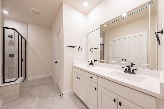 Building Photo - 813 Emerling Dr