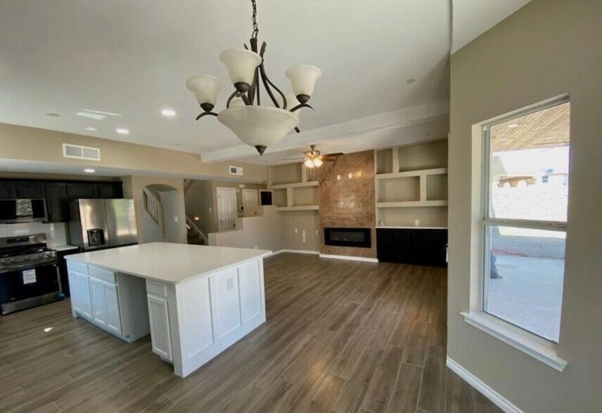 Building Photo - 753 Desert Star Dr