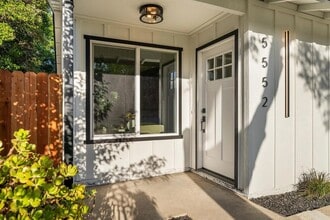 Building Photo - 5552 E Knoll Dr