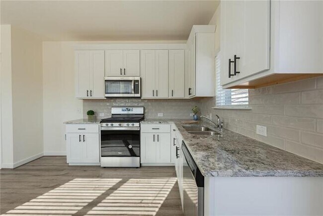 Building Photo - Beautiful townhome/condo located in Pfluge...