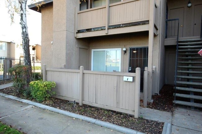 Building Photo - GREAT 1ST FLOOR CONDO