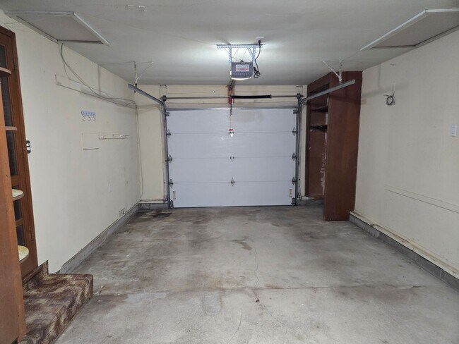 Building Photo - 3-4 bedroom ranch with attached garage, fe...