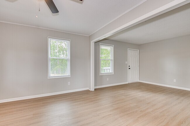 Building Photo - 208 Foxdale Dr