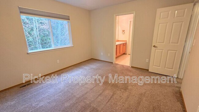 Building Photo - 1010 NW Poppy Ct