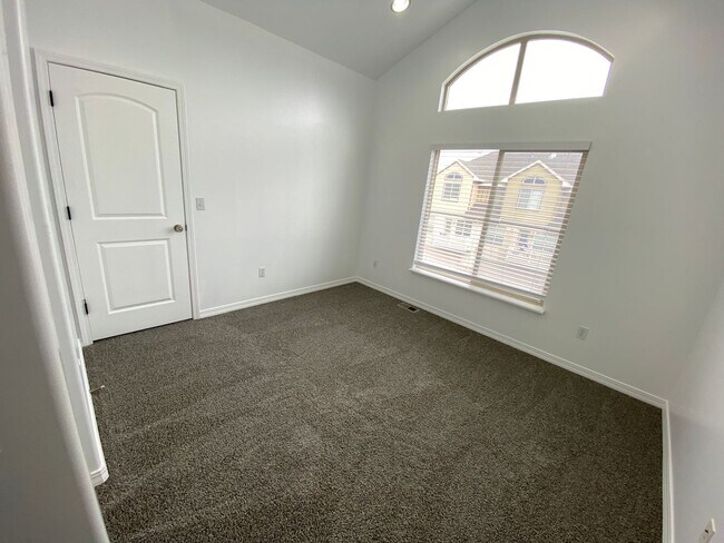 Building Photo - 598 E 1590 S
