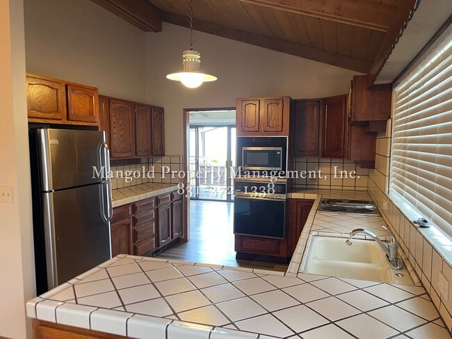 Building Photo - Spacious 3 Bed 2 Bath With Panoramic Ocean...