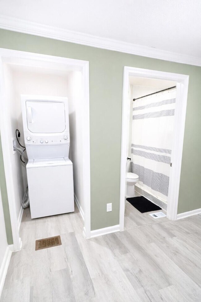 Building Photo - 807 Ave M SW