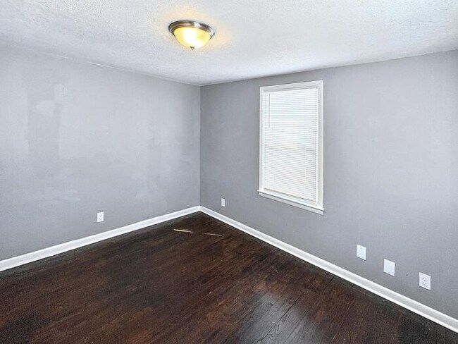 Building Photo - Spacious 4-Bedroom Home in a Prime Locatio...