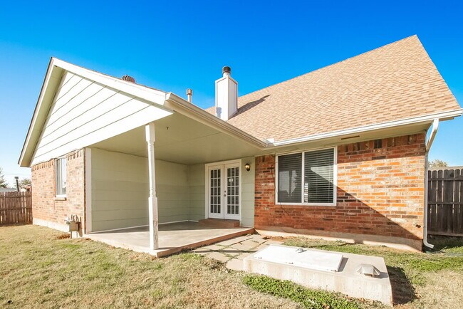 Building Photo - 2108 NE 9th St