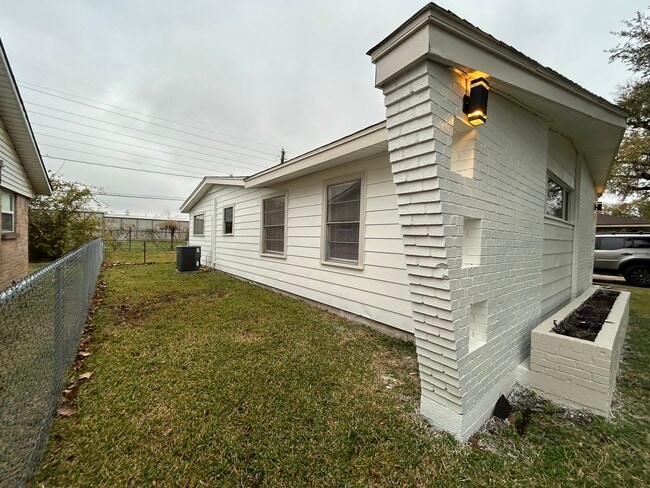 Building Photo - 12414 Ledger Ln