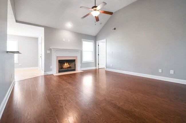 Building Photo - Pet Friendly Three Bedroom!