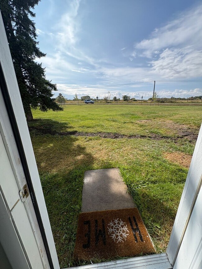 Building Photo - 4 bedroom, 2 bathroom Home off Spring Hill...