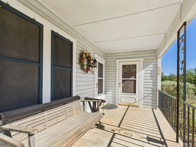 Building Photo - Quiet home in the central part of town