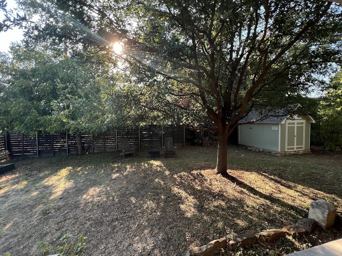 Yard with shed - 1204 San Bernard St