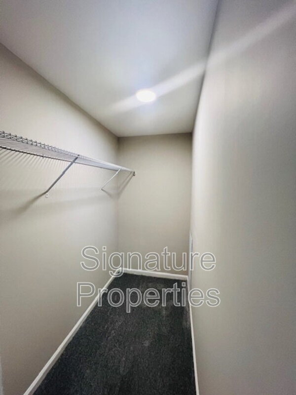 Building Photo - 22 Bollingbrook St