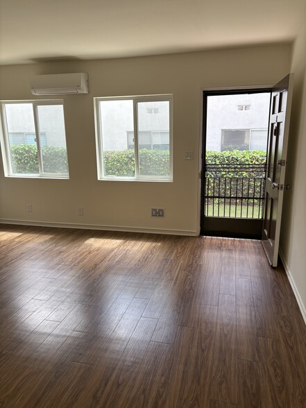 Living room - 322 Cornell Dr