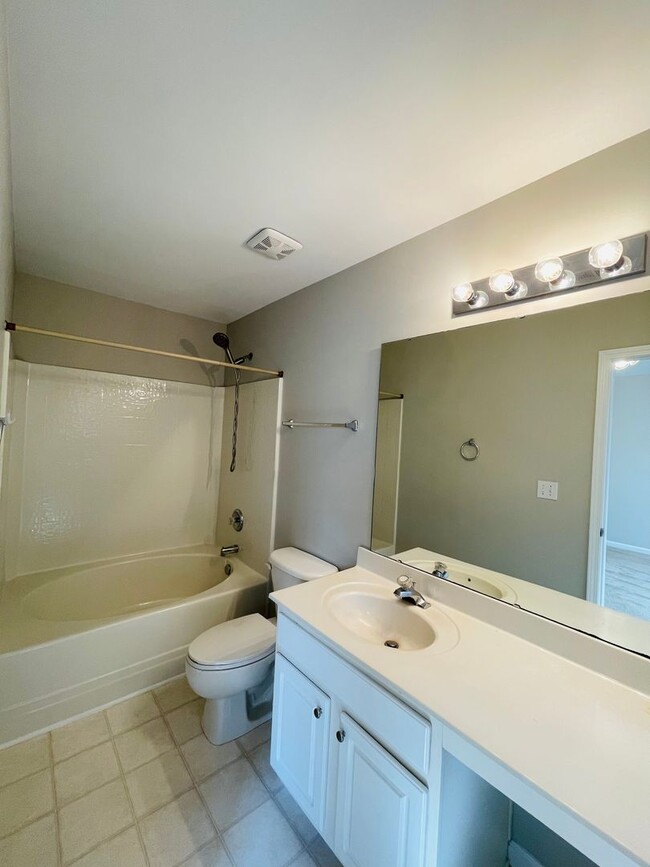 Building Photo - Charming 3 bedoom 2.5 bath town home in th...