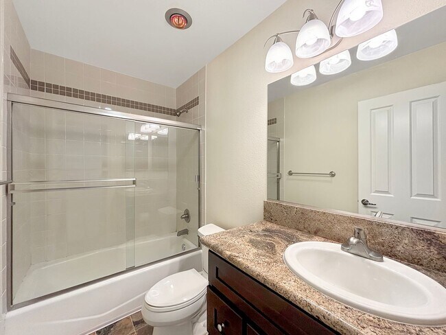 Building Photo - Upgraded 1B/1BA Condo in La Jolla W/ Parki...